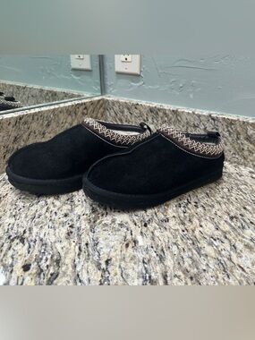 Project Cloud Black Suede Embroidered Tasman Style Slippers